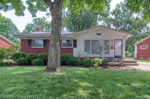 636 Kenyon Dr, Troy, MI 48083