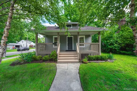 1046 Pinecrest Dr, Ferndale, MI 48220