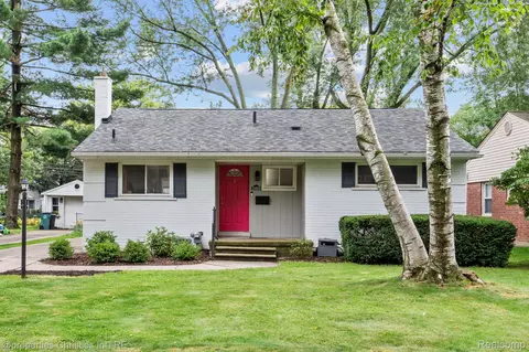 15669 Buckingham Ave, Beverly Hills, MI 48025
