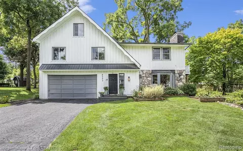 6595 E Washington St, Clarkston, MI 48346