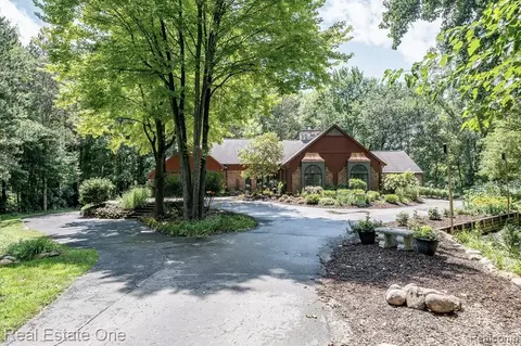 10105 Clark Rd, Davisburg, MI 48350