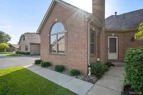 624 Perry Creek Dr, Grand Blanc, MI 48439
