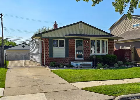 28121 Gladstone St, Saint Clair Shores, MI 48081