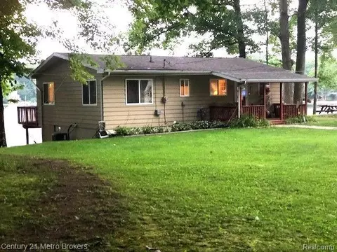 9711 N Lake Point Dr, Watertown, MI 48464