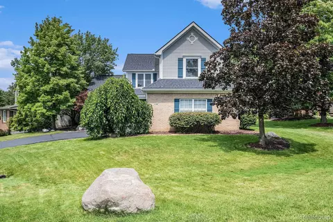 430 Lakeshore Pointe Dr, Oceola, MI 48843