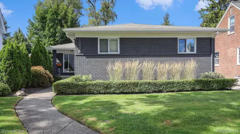 10484 Kingston Ave, Huntington Woods, MI 48070