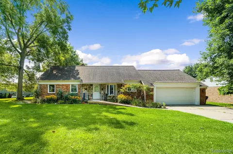 7212 Vicksburg Cir, Shelby Township, MI 48317