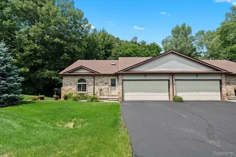 7041 S Bluewater Dr, Springfield, MI 48348