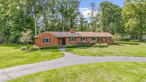 30155 Woodhaven Ln, Beverly Hills, MI 48025
