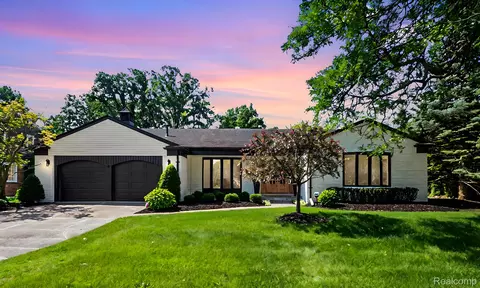 31548 Robinhood Dr, Beverly Hills, MI 48025