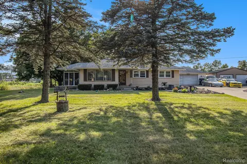 2105 Fenton Rd, Hartland, MI 48353