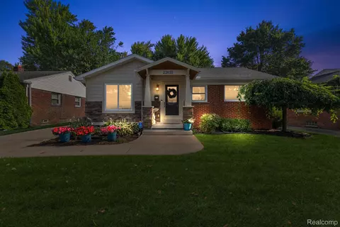 22655 Carolina St, Saint Clair Shores, MI 48080