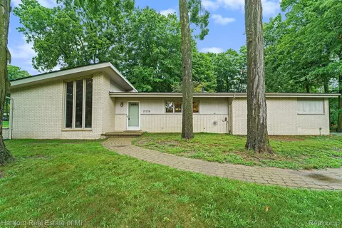 37778 Rhonswood Dr, Northville, MI 48167