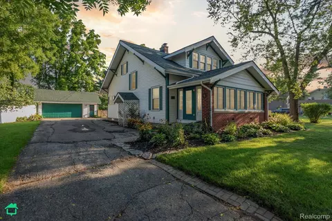 6097 Andersonville Rd, Waterford, MI 48329