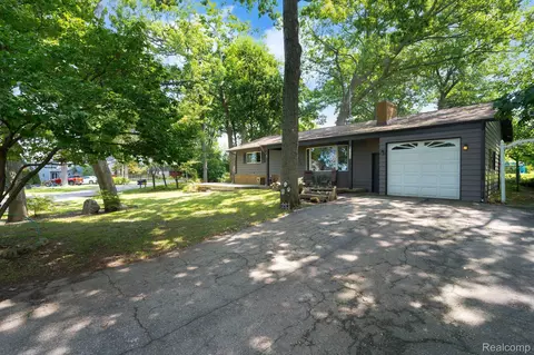 3920 Woodland Dr, Highland, MI 48356