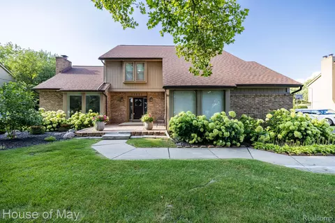 33552 Walnut Ln, Farmington Hills, MI 48331