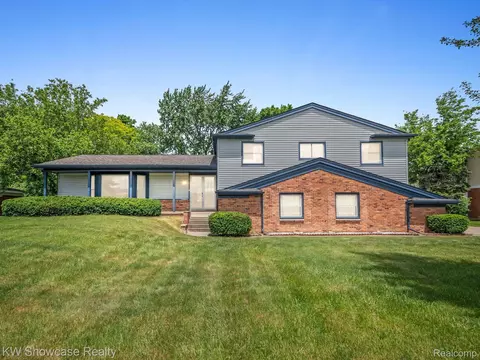 30728 W 14 Mile Rd, West Bloomfield, MI 48322