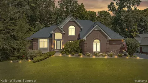 9732 Forest Ridge Dr, Springfield, MI 48348