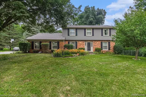 5010 Parview Dr, Clarkston, MI 48346