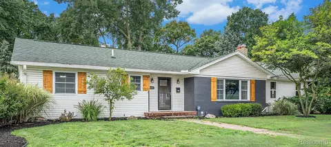625 Forest Dr, Fenton, MI 48430