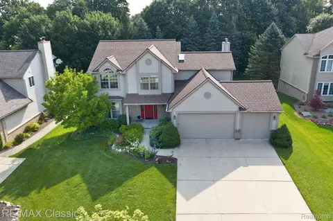 1024 Birchway Crt Ct, South Lyon, MI 48178