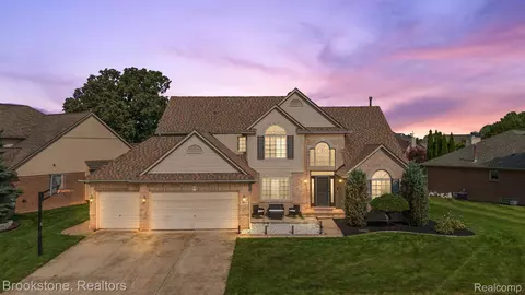 48697 Bradford Dr, Macomb, MI 48044