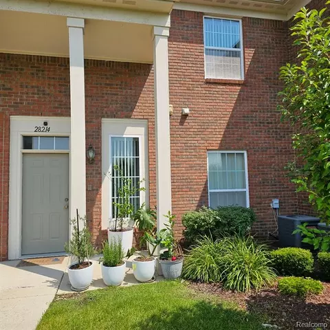 28214 S Pointe Ln, New Baltimore, MI 48051