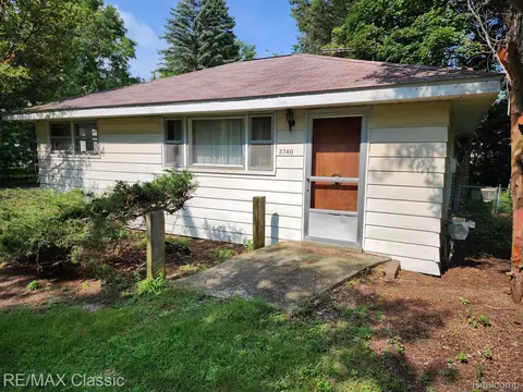 3740 Shady Beach Blvd, Orchard Lake Village, MI 48324