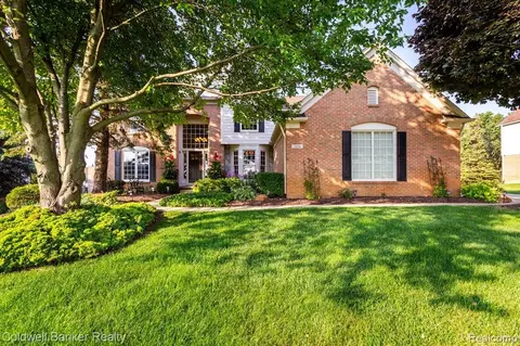 3450 Sussex Dr, Rochester, MI 48306
