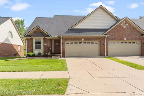 20248 Doves Pointe Dr, Brownstown, MI 48174
