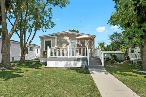 33 Bluebird Hill Dr, Lake Orion, MI 48359