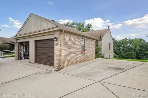 11991 Shenandoah Dr # 4, South Lyon, MI 48178