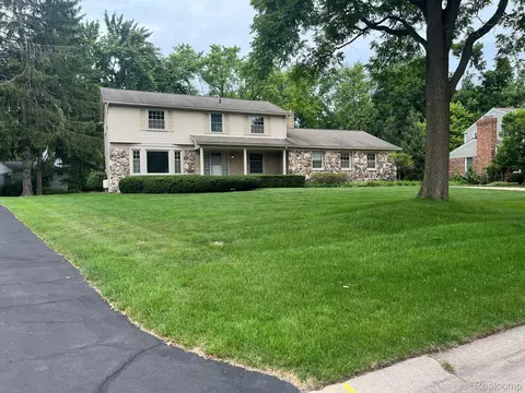 29075 Oak Point Dr, Farmington Hills, MI 48331