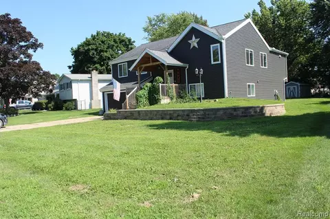 9025 Glasgow Dr, White Lake, MI 48386