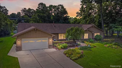 7051 Lee Crest Dr, West Bloomfield, MI 48322