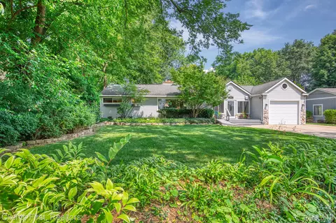 9412 Mandon Rd, White Lake, MI 48386
