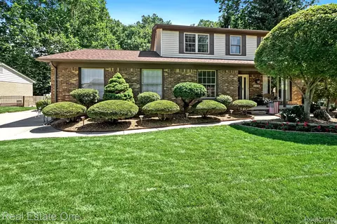 46322 Houghton Dr, Shelby Township, MI 48315
