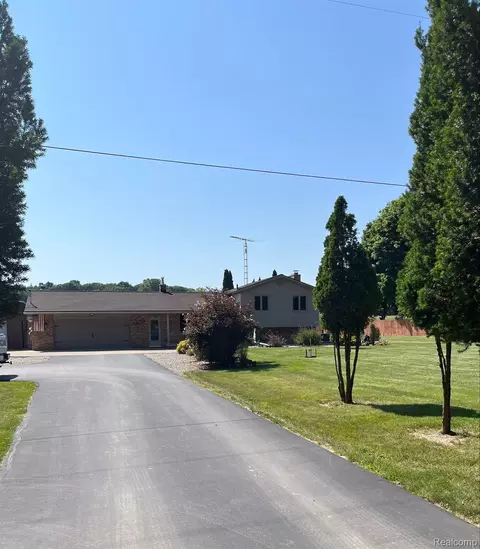 5952 Thomas Rd, Oxford, MI 48371