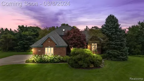 160 Sequoia Ln, Leonard, MI 48367 photo 1