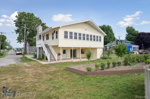6800 Lakeshore Dr, Estral Beach, MI 48166
