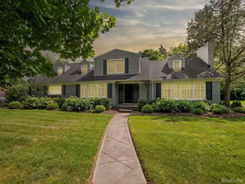 19085 Dolores Ave, Lathrup Village, MI 48076