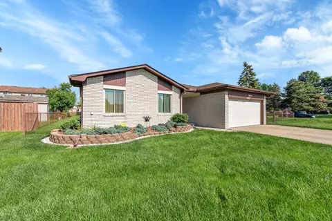 37030 Tericrest Dr, Sterling Heights, MI 48310