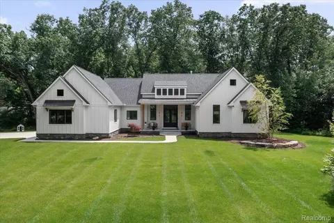 410 Liddy Dr, Brighton, MI 48114