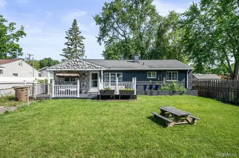 609 E Columbia Ave, Pontiac, MI 48340