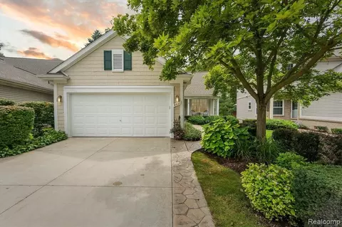 6621 Pond View Rd, Clarkston, MI 48346