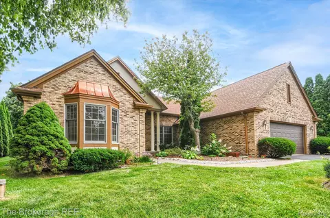 16053 Silverwood Dr, Fenton, MI 48430