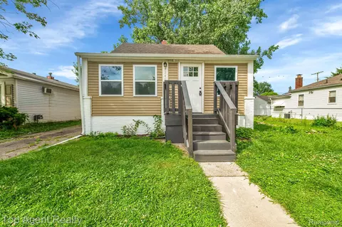 22419 Maxine St, Saint Clair Shores, MI 48080