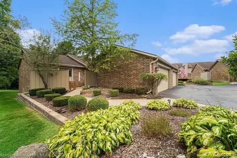 5728 Woodland Vw, Clarkston, MI 48346