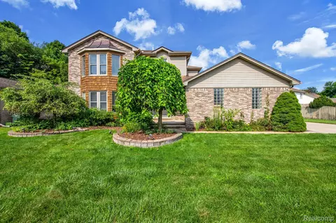 46535 Springhill Dr, Shelby Township, MI 48317