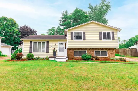 407 Greentree Ln, Milan, MI 48160
